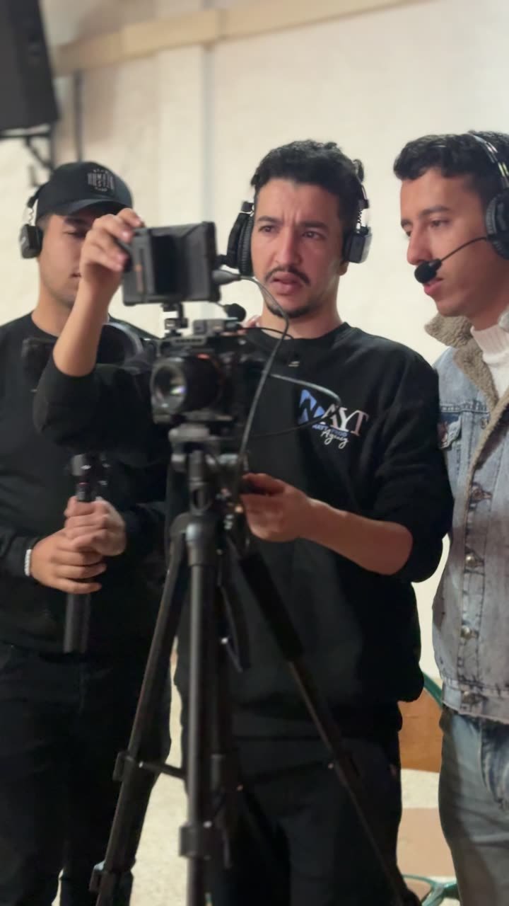Trois membres de l'équipe NAYT en extérieur : caméra sur trépied, perche micro et retour casque.
