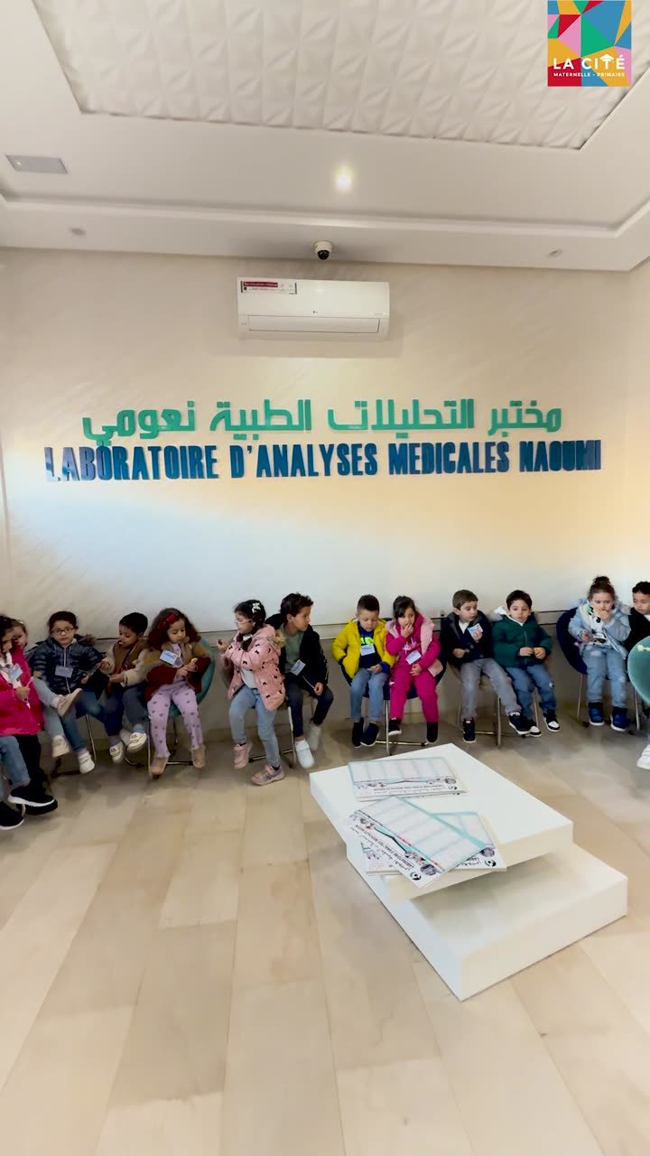 Salle d'attente d'un laboratoire d'analyses médicales avec enseigne bilingue et patients assis.